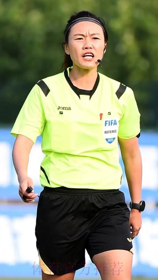足球报:裁判应是隐形角色 不能用错误弥补错误——国际级女裁判 足球报:裁判应是隐形角色 不能用错误弥补错误——国际级女裁判